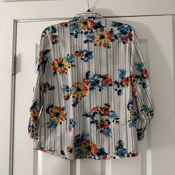 ✨LAST CHANCE✨ Floral and plaid light flannel shirt - Picture 3 of 6